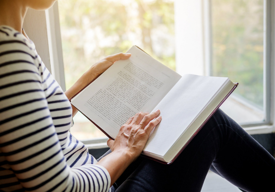 読書をする女性